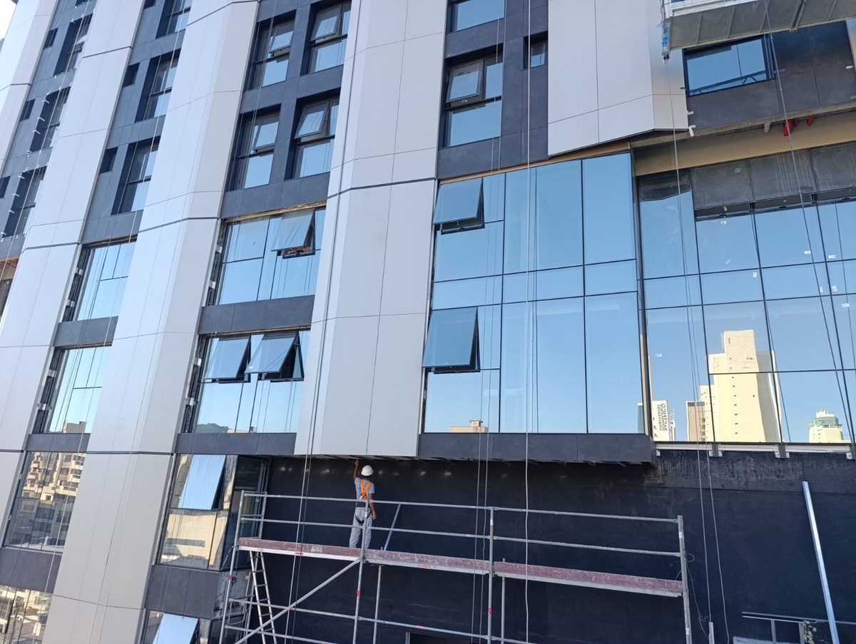 Instalação de fachada em obra nova — Cavalheiro